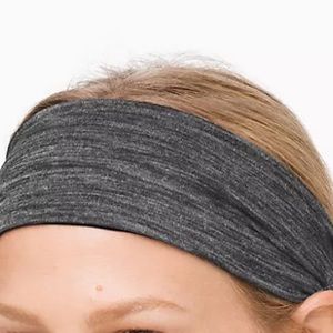 NEVER WORN LULULEMON HEADBAND